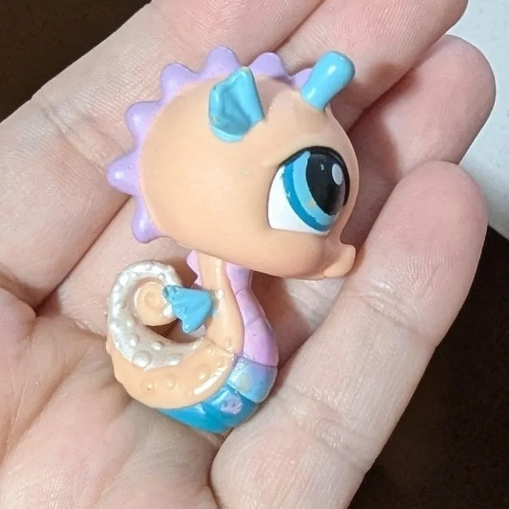 Hasbro Littlest Pet Shop Seahorse Peach Purple Teal Glitter Tail Figure #142
